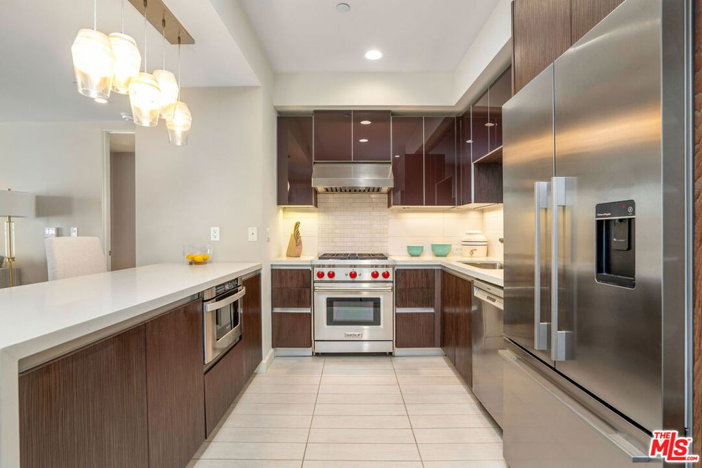 Properties 4 441 S Barrington Avenue 303