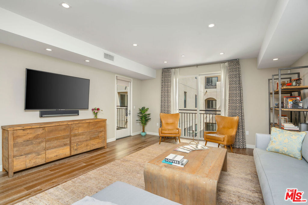 Properties 1 441 S Barrington Avenue 303