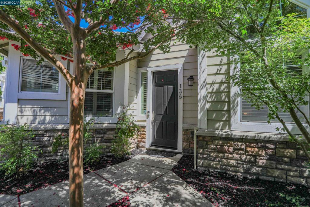 136 Sugarloaf Ct