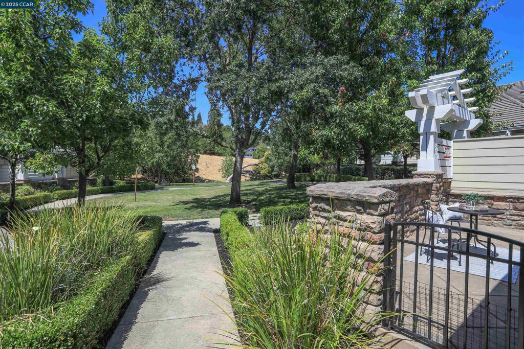 136 Sugarloaf Ct