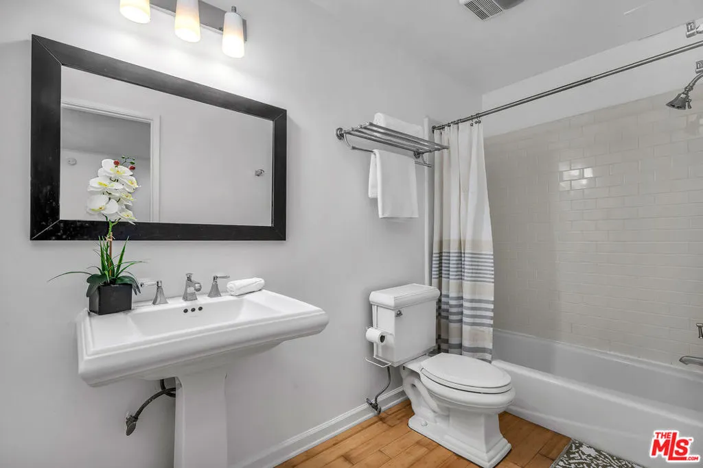 Los Angeles, California 90049, United States, 2 Bedrooms Bedrooms, ,1 BathroomBathrooms,Residential,Active,195179