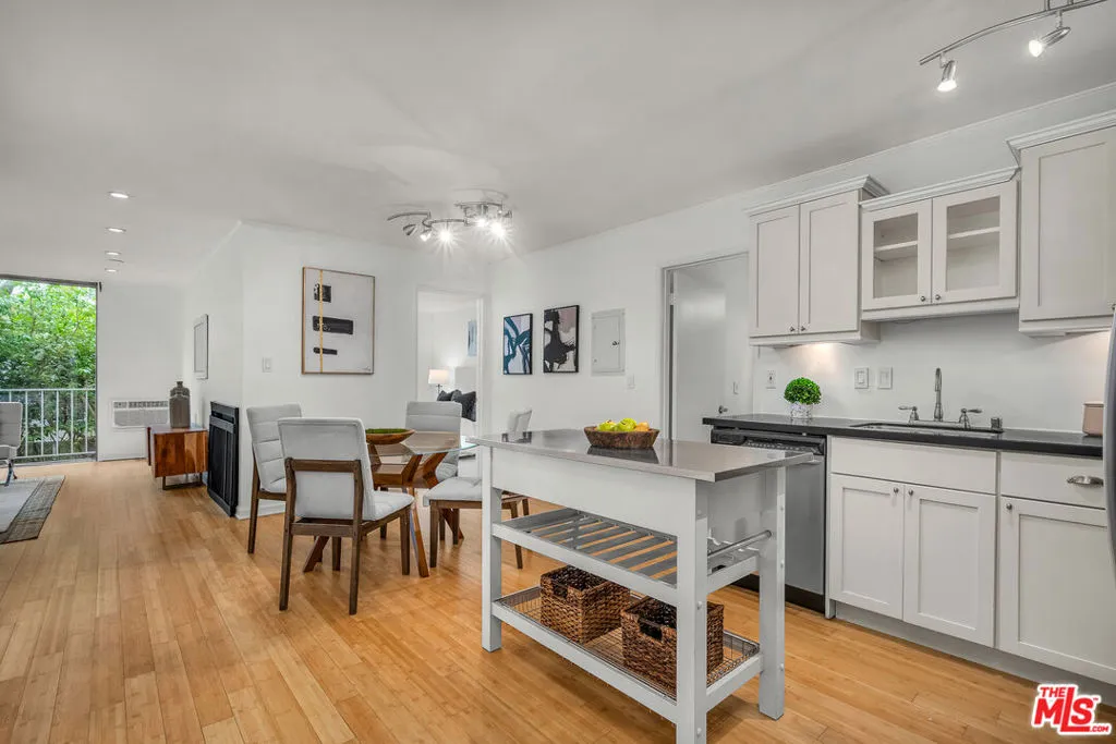 Los Angeles, California 90049, United States, 2 Bedrooms Bedrooms, ,1 BathroomBathrooms,Residential,Active,195179