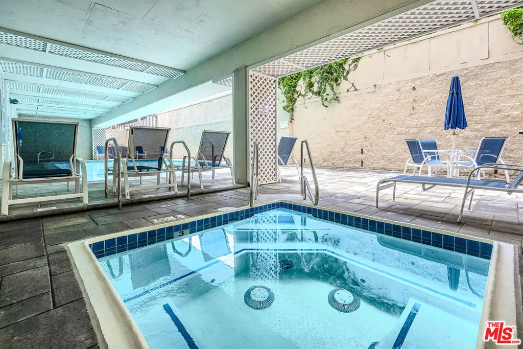 Los Angeles, California 90049, United States, 2 Bedrooms Bedrooms, ,1 BathroomBathrooms,Residential,Active,195179