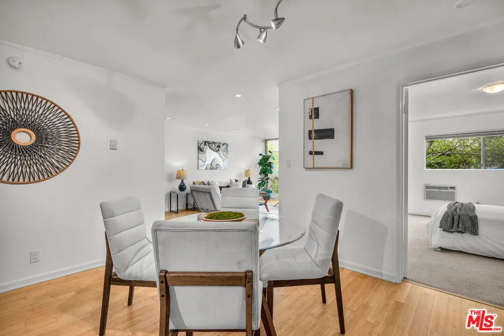 Los Angeles, California 90049, United States, 2 Bedrooms Bedrooms, ,1 BathroomBathrooms,Residential,Active,195179