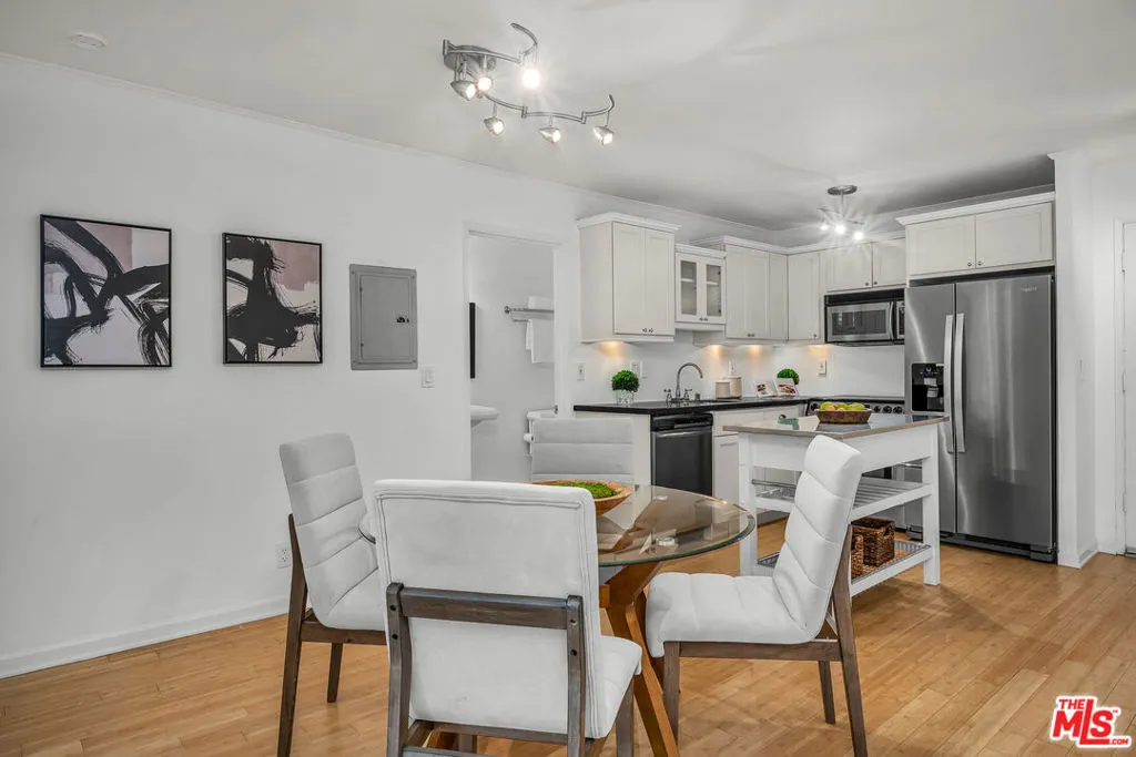 Los Angeles, California 90049, United States, 2 Bedrooms Bedrooms, ,1 BathroomBathrooms,Residential,Active,195179