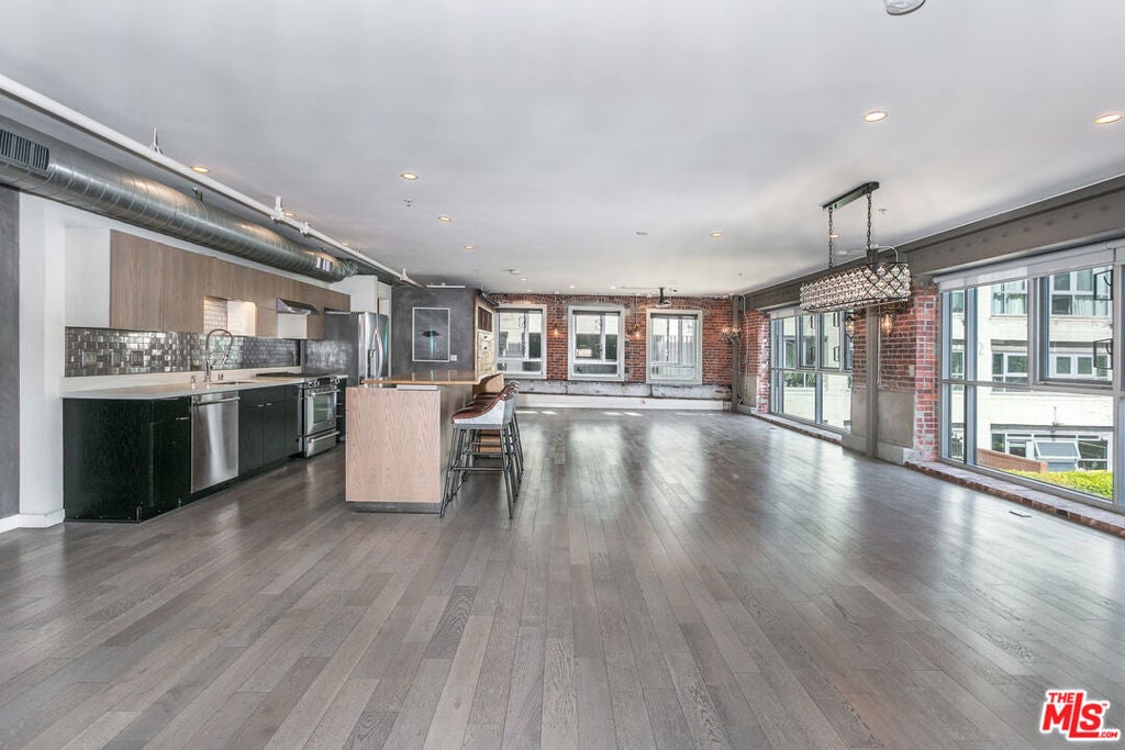 527 Molino Street 202