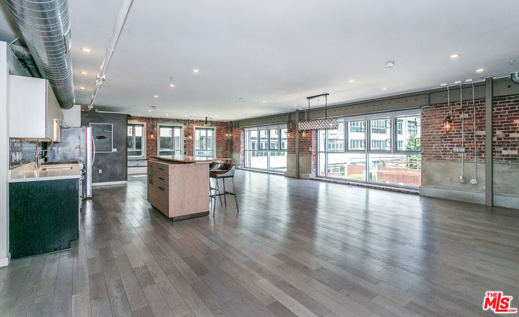 527 Molino Street 202, Los Angeles CA 90013