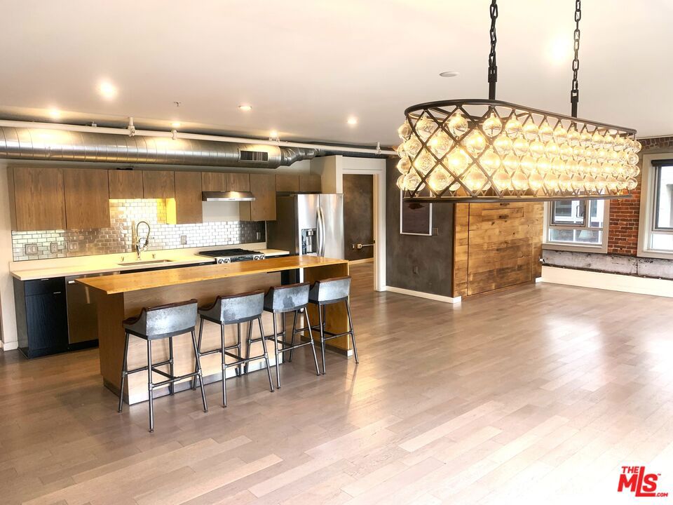 527 Molino Street 202