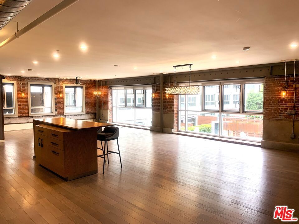 527 Molino Street 202