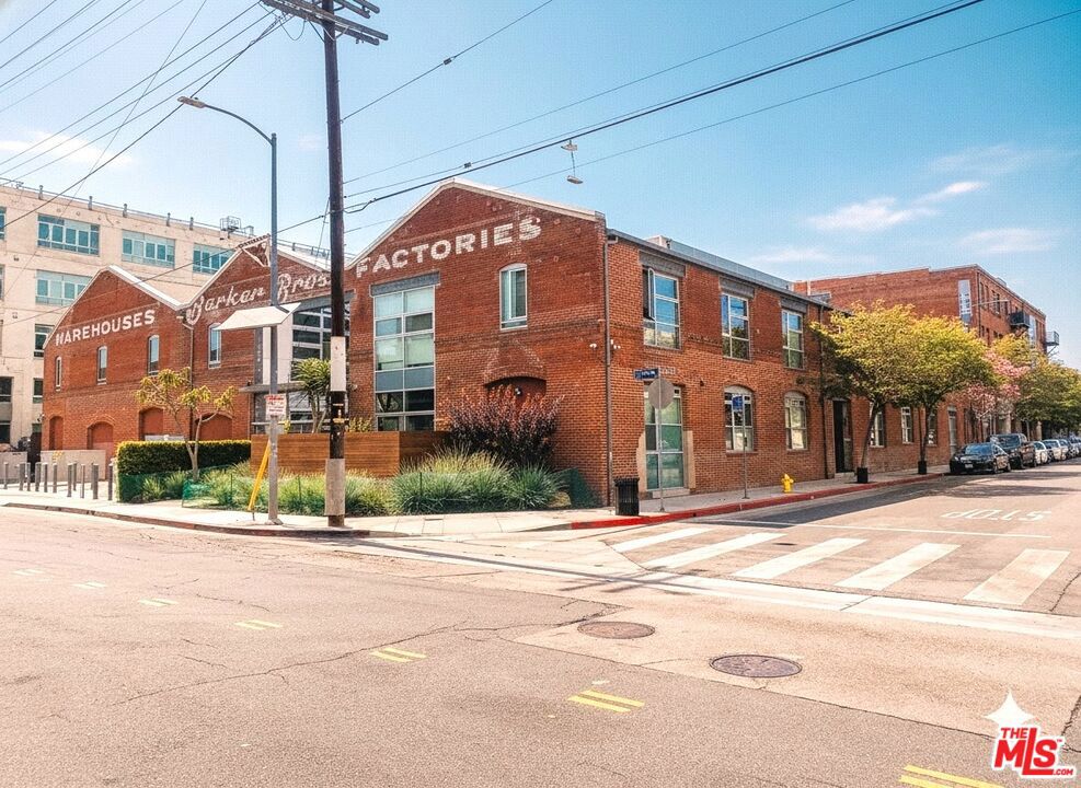 527 Molino Street