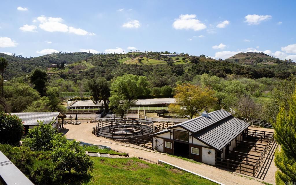 Photo of 7017 Via Mariposa Sur, Bonsall, CA 92003 (MLS # NDP2602468)