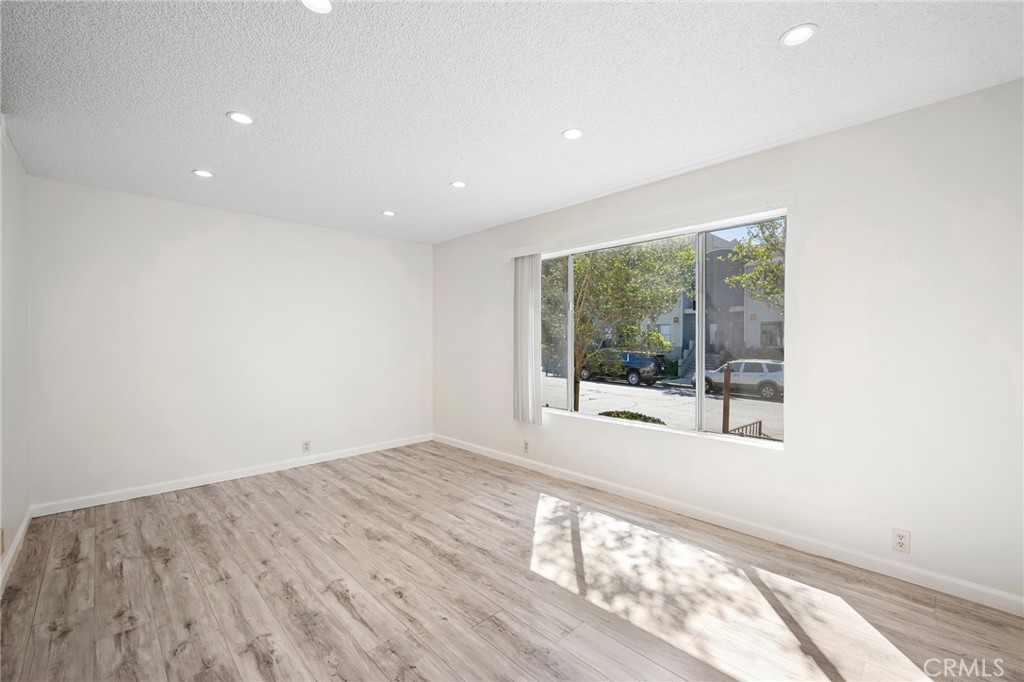 251 W Dryden Street 16