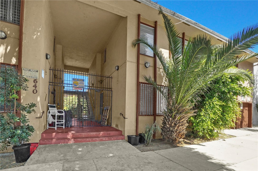 MOTIVATED SELLER! This bright, cozy 2nd floor front Mid Century Modern one-bedroom OYO is complete in the vibrant East Village of downtown Long Beach. It is a remarkable find, offering ample natural light and is move-in ready, making it an ideal choice for first-time homebuyers or investors. It is one of the most affordable options, with a low monthly HOA fee of just $82/ month and a walk score of 96. Quick access to the 710 freeway, which is nearby. This home is 3 blocks from Pine Avenue and all of its wonderful restaurants and nightlife and close to everything in downtown Long Beach. Also close to the Long Beach Convention Center, Shoreline Village, and St. Mary Medical Center. Leave your car at home and get out and explore the neighborhood. This location has unbeatable walkability, so daily errands do not require a car. 640 Elm Avenue is a three minute walk from the Metro A Line (Blue) at the 5th Street Station stop. Nearby parks include Harvey Milk Park, K-9 Corner Dog Park and Lincoln Park. This one won't last at this price! Don't miss this opportunity!