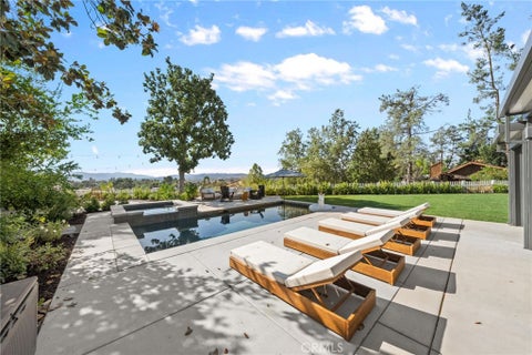 Photo of 31560 Avenida Del Reposo, Temecula, CA 92591 (MLS # SW26163463)