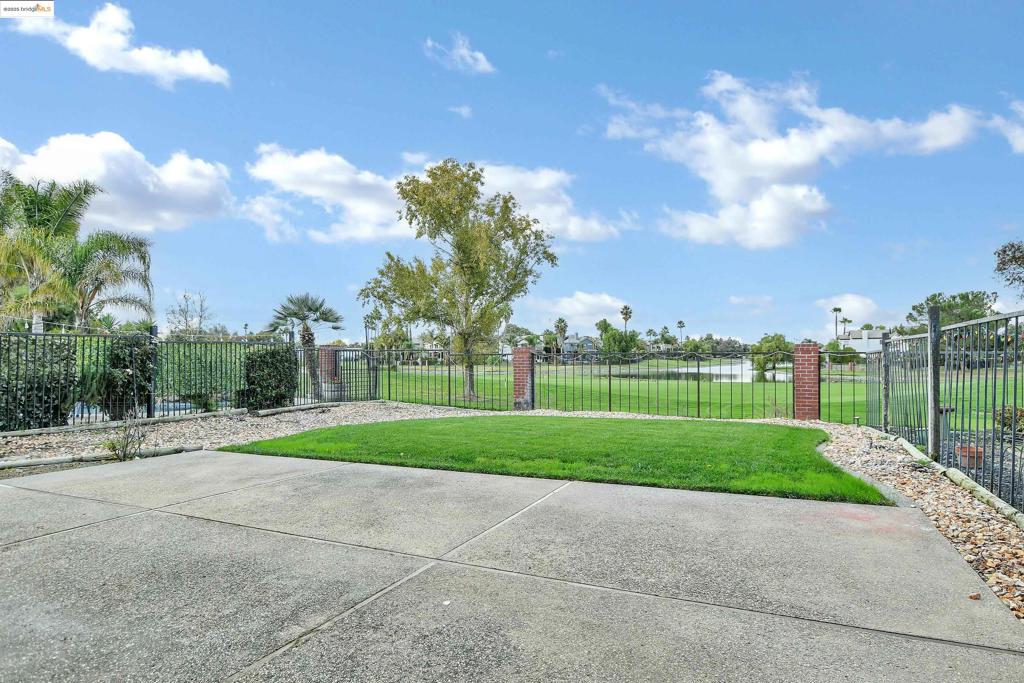 DISCOVERY BAY COUNTRY CLUB - Residential