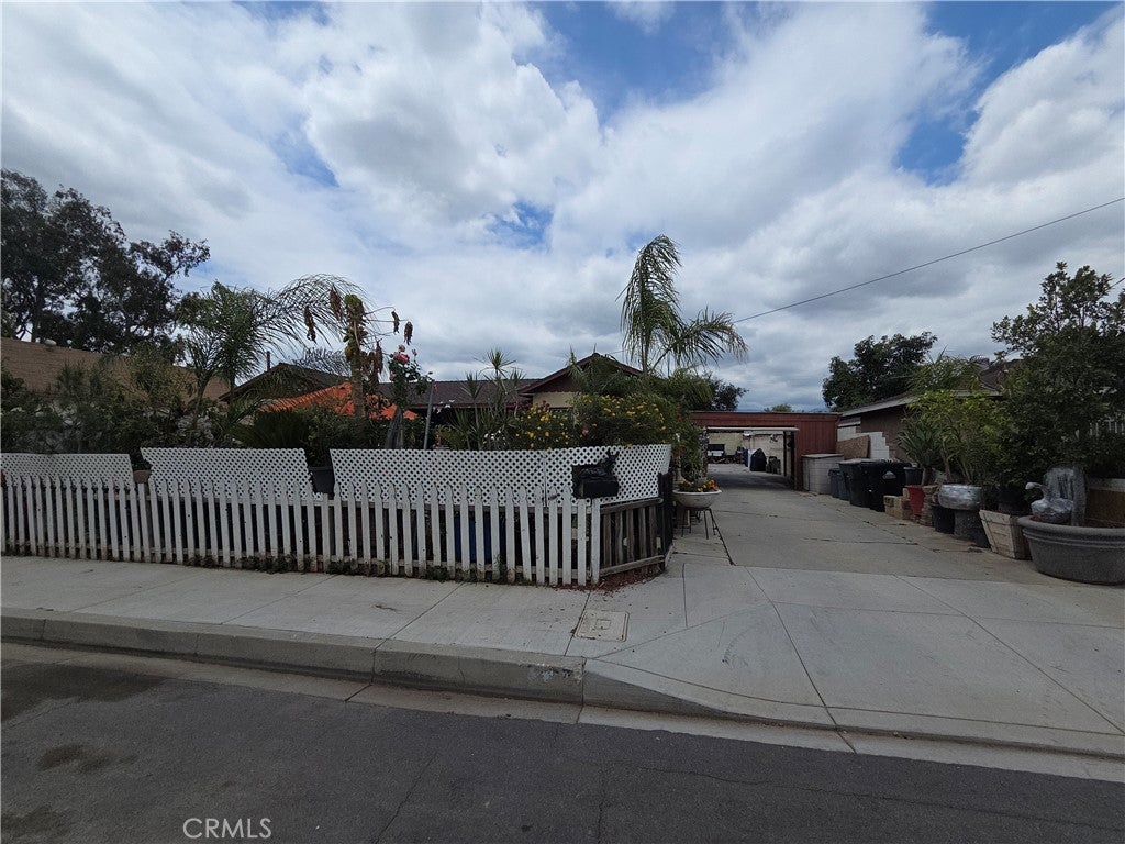 322 W Phillips