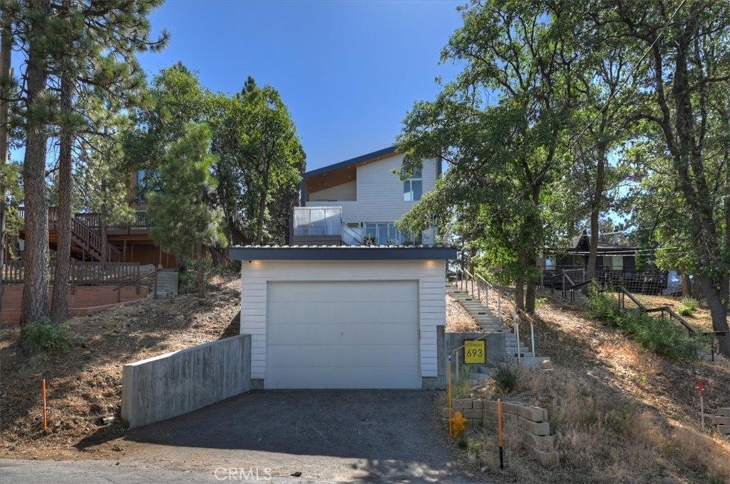 693 Villa Grove
