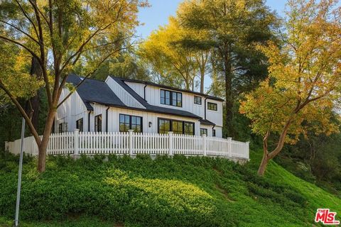 Photo of 14807 Round Valley Drive, Sherman Oaks, CA 91403 (MLS # 25604991)