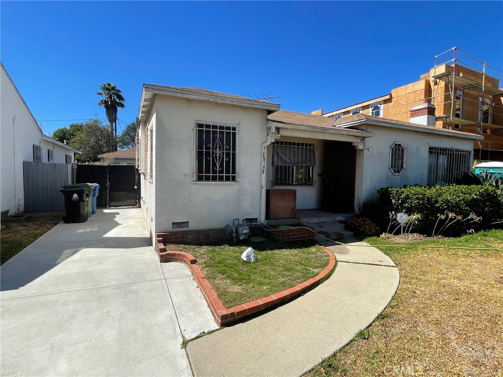 Development Opportunity!
Small 2 bedroom home in great central location on huge residential lot. Situated across the street from the Hamilton High School sports fields in the desireable Castle Heights neighborhood. The existing house is in poor condition and will be sold as-is. This R1 zoned lot is 7,647 square feet and is strategically located near Cheviot Hills and Culver City and a short drive away from the beach! The value is in the land..and there's lots of it!
Current zoning regulations provide streamlined processes for ADU development, making this an even more appealing opportunity.