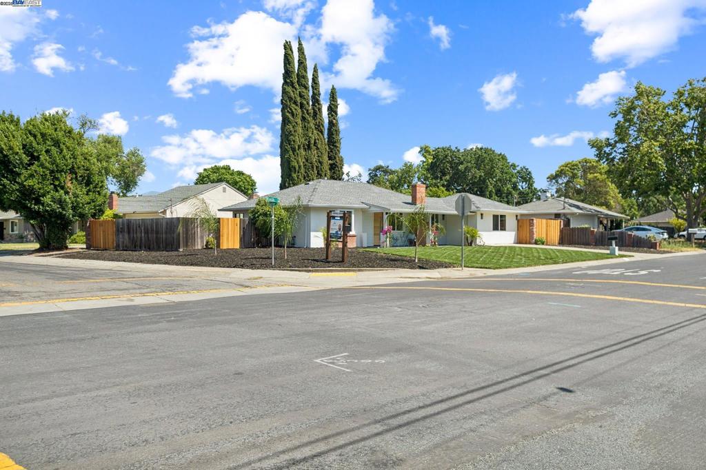 GREGORY GARDENS - Residential