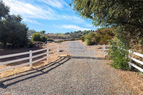 38563 Calle de Companero Murrieta CA 92562