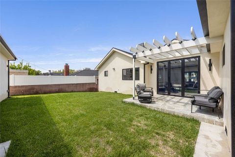 Photo of 2316 N Parish Place, Burbank, CA 91504 (MLS # FR26097058)
