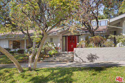 Photo of 811 N Hillcrest Road, Beverly Hills, CA 90210 (MLS # 25486323)