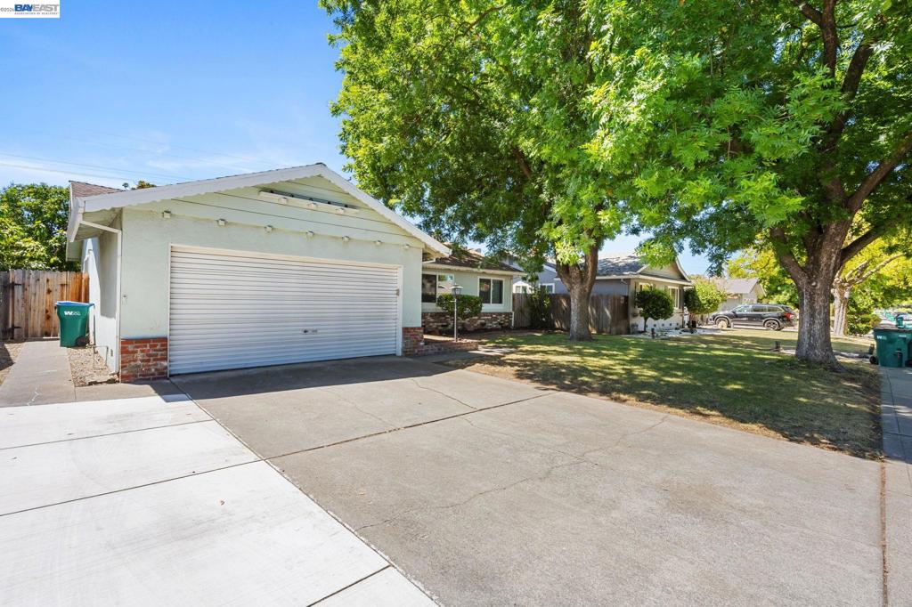 316 E CANTERBURY DR.