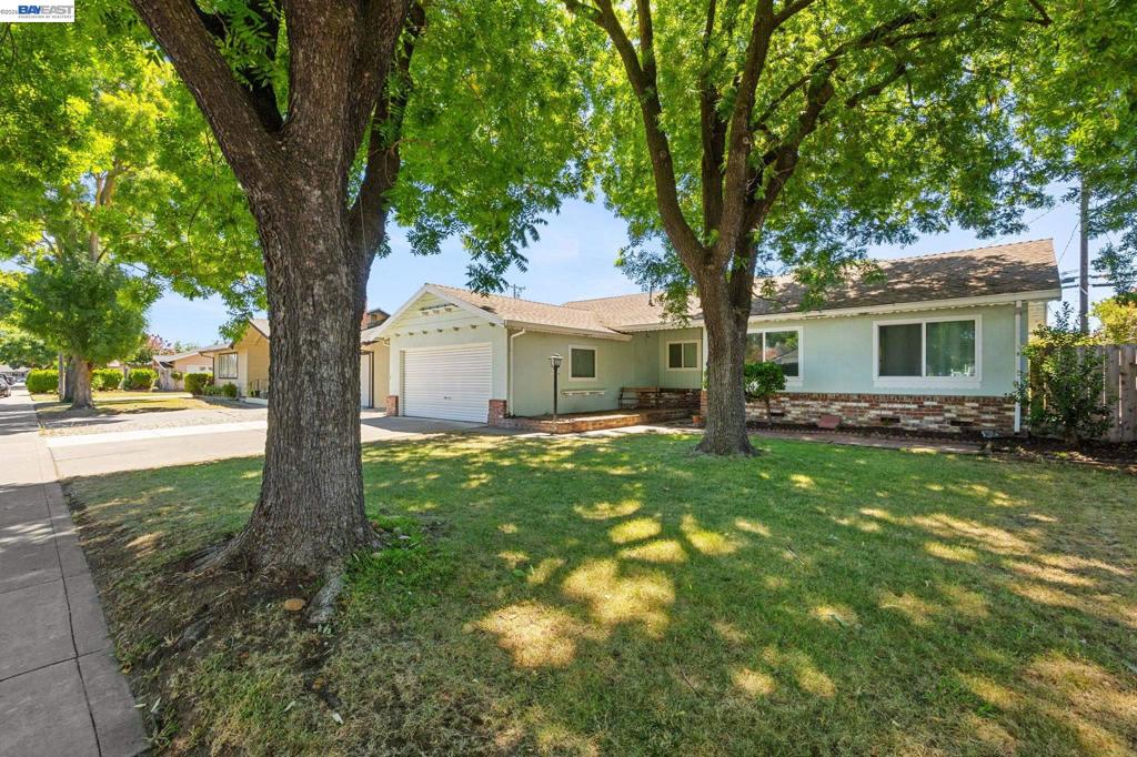 316 E CANTERBURY DR.