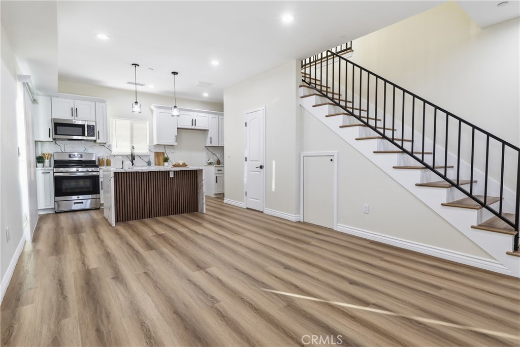 3884 N Mountain View