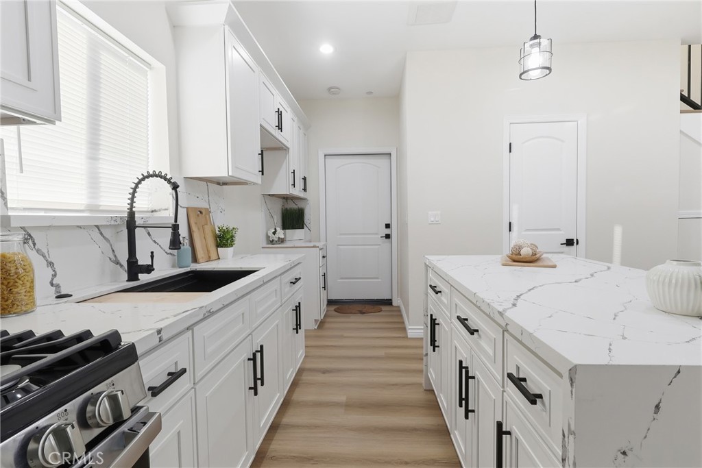 3884 N Mountain View