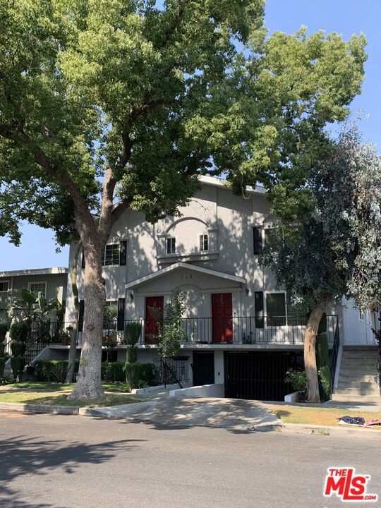 Welcome to this beautifully maintained 2-bedroom, 2.5-bathroom townhouse for lease in one of Burbank's most peaceful and sought-after neighborhoods. This spacious unit features an open floor plan with abundant natural light, a well-appointed kitchen, and in-unit washer and dryer for added convenience. Both bedrooms offer generous closet space and en-suite bathrooms. Enjoy the ease of side-by-side garage parking and the comfort of living in a quiet, residential setting while still being close to shops, restaurants, and major studios. A perfect place to call home!