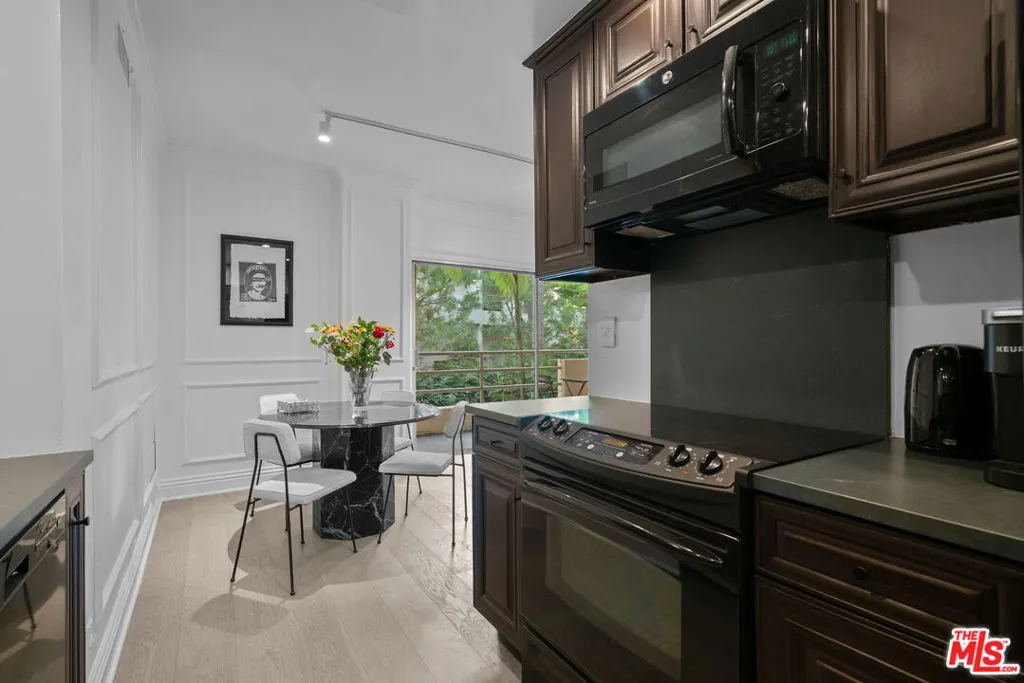 West Hollywood, California 90069, United States, 1 Bedroom Bedrooms, ,2 BathroomsBathrooms,Residential,Active,247480