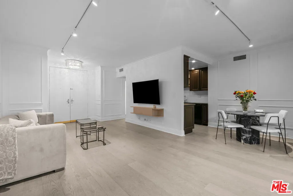 West Hollywood, California 90069, United States, 1 Bedroom Bedrooms, ,2 BathroomsBathrooms,Residential,Active,247480