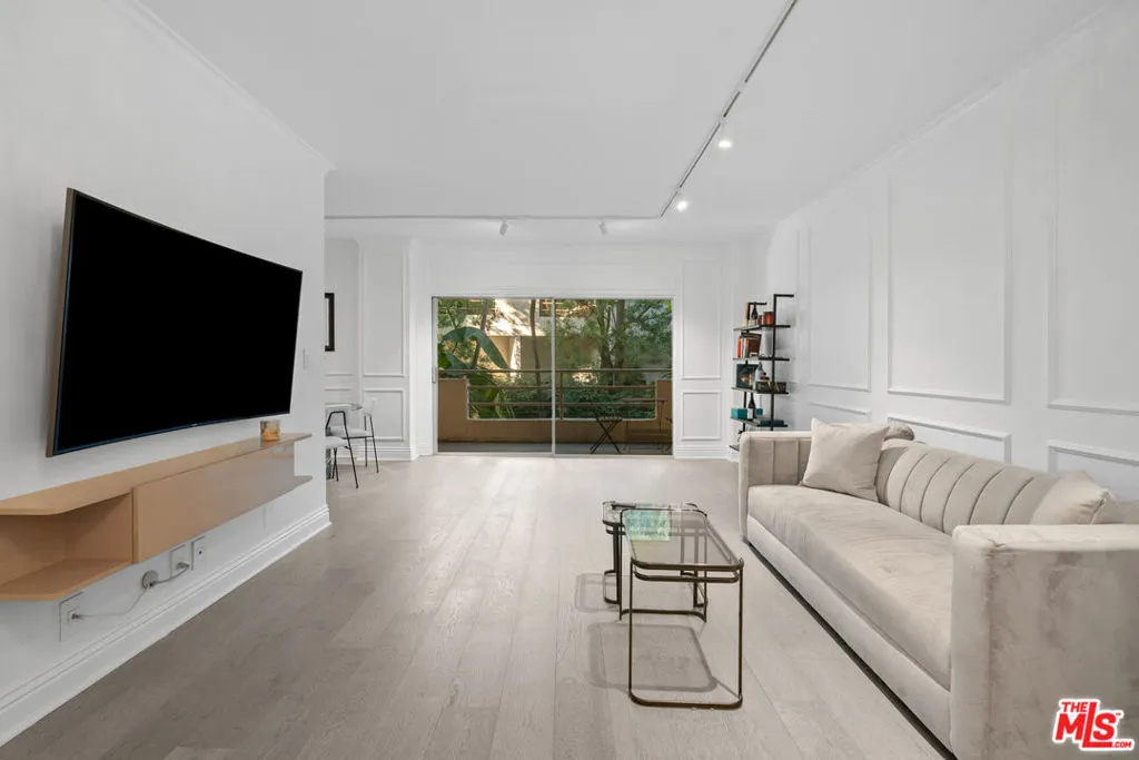 West Hollywood, California 90069, United States, 1 Bedroom Bedrooms, ,2 BathroomsBathrooms,Residential,Active,247480