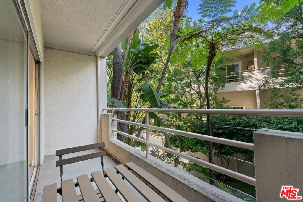 West Hollywood, California 90069, United States, 1 Bedroom Bedrooms, ,2 BathroomsBathrooms,Residential,Active,247480