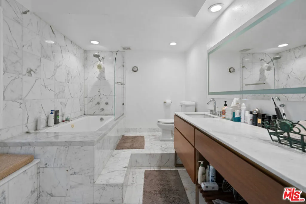 West Hollywood, California 90069, United States, 1 Bedroom Bedrooms, ,2 BathroomsBathrooms,Residential,Active,247480