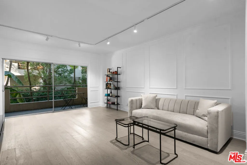 West Hollywood, California 90069, United States, 1 Bedroom Bedrooms, ,2 BathroomsBathrooms,Residential,Active,247480