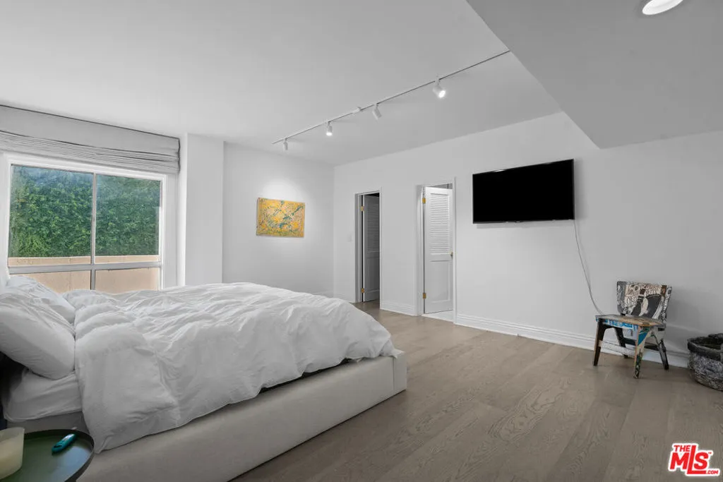 West Hollywood, California 90069, United States, 1 Bedroom Bedrooms, ,2 BathroomsBathrooms,Residential,Active,247480