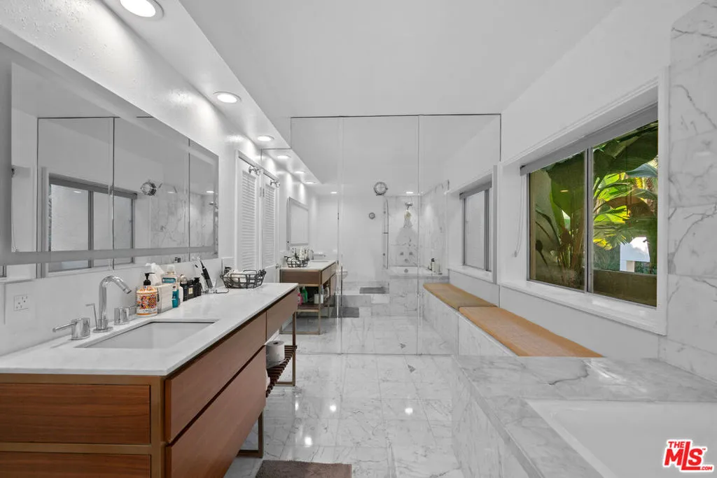 West Hollywood, California 90069, United States, 1 Bedroom Bedrooms, ,2 BathroomsBathrooms,Residential,Active,247480