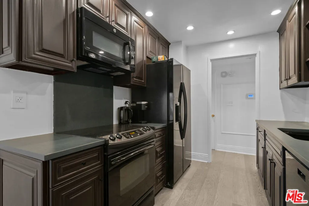 West Hollywood, California 90069, United States, 1 Bedroom Bedrooms, ,2 BathroomsBathrooms,Residential,Active,247480