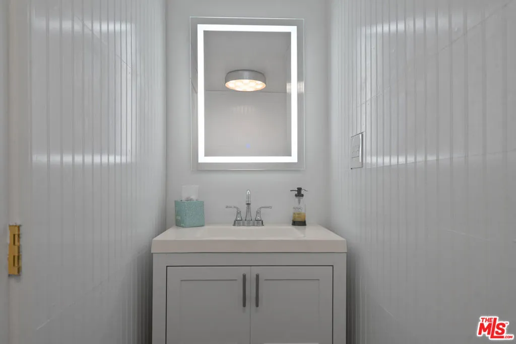 West Hollywood, California 90069, United States, 1 Bedroom Bedrooms, ,2 BathroomsBathrooms,Residential,Active,247480