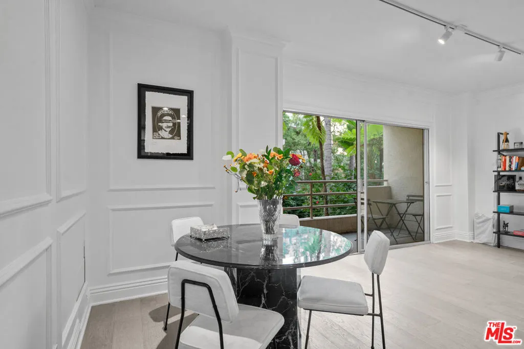 West Hollywood, California 90069, United States, 1 Bedroom Bedrooms, ,2 BathroomsBathrooms,Residential,Active,247480