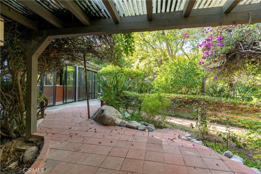 Photo of 5653 Shirley Avenue, Tarzana, CA 91356 (MLS # SR26033521)