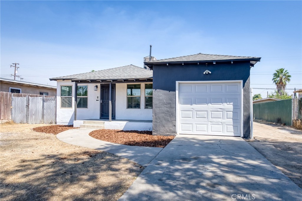 Beautifully updated and move-in ready! This charming 2-bedroom, 1-bath Fresno home sits on a generous 8,100 sq ft lot and boasts a brand-new roof, fresh interior and exterior paint, stylish LVP flooring, and a stainless steel gas range. Stay comfortable year-round with the new split-unit air conditioningperfect for those hot Fresno summers.
Enjoy the expansive backyard and large side yard with potential RV parking, secured by a wrought iron front gate. The property also includes an attached one-car garage.
An outstanding opportunity for first-time buyers or a smart addition to any investment portfolio.
