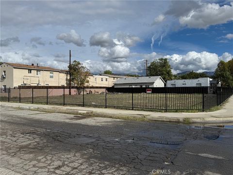 Photo of 548 W Marshall Blvd, San Bernardino, CA 92405 (MLS # SW25267690)