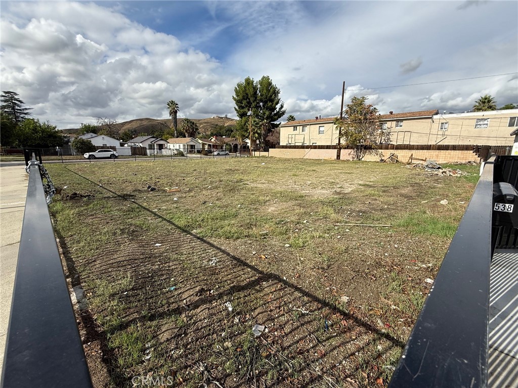 Main image without alt text