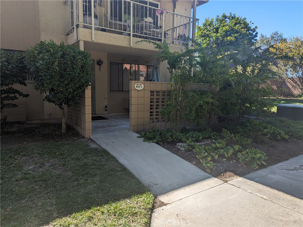 JUST REMODELED WITH QUARTZ COUNTERTOPS IN KITCHEN AND BATHROOM, NEW CABINETS, LUXURY VYNIL PLANK FLOORING, SCRAPED CEILINGS WITH RECESSED LIGHTING, GROUND FLOOR LEVEL WITH NO STEPS WITH STACKED WASHER/DRYER IN CLOSET! This sparkling one bedroom home also has crown molding, mirrored wardrobe and plenty of closet and storage space. The bathroom is updated and has a walk in shower for easy entry and secure hand holds for safety. Laguna Woods is a 55+ retirement community with a 27 hole golf course, Par 3 course, 7 clubhouses, 5 pools, tennis courts, bocci ball courts, arts and crafts with instructors, woodworking shop, RV storage and more.
