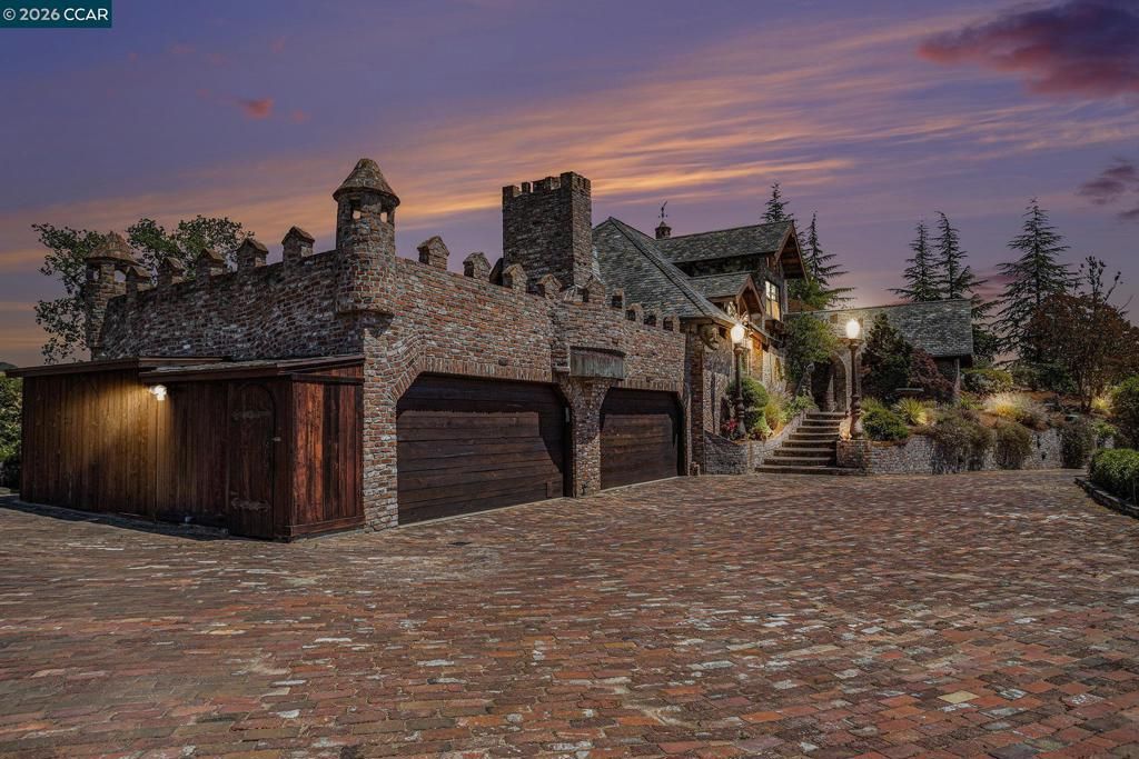 Photo of 176 Mountain Canyon Ln, Alamo, CA 94507 (MLS # 41130557)