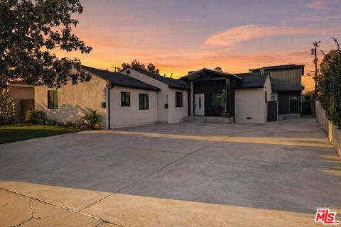 Photo of 20237 Hartland Street, Winnetka, CA 91306 (MLS # 26666435)